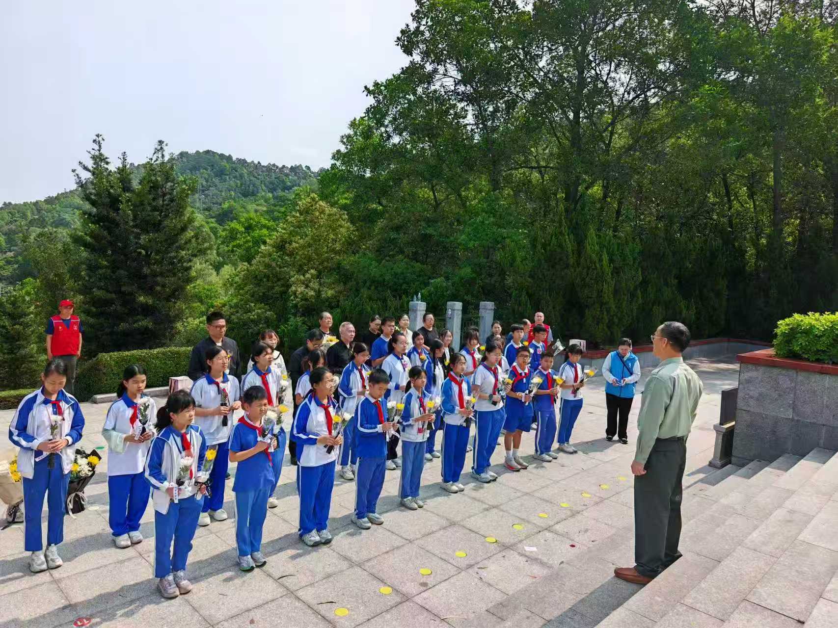 党旗引领队旗红 固兴社区开展“清明祭奠慰忠魂”主题教育活动