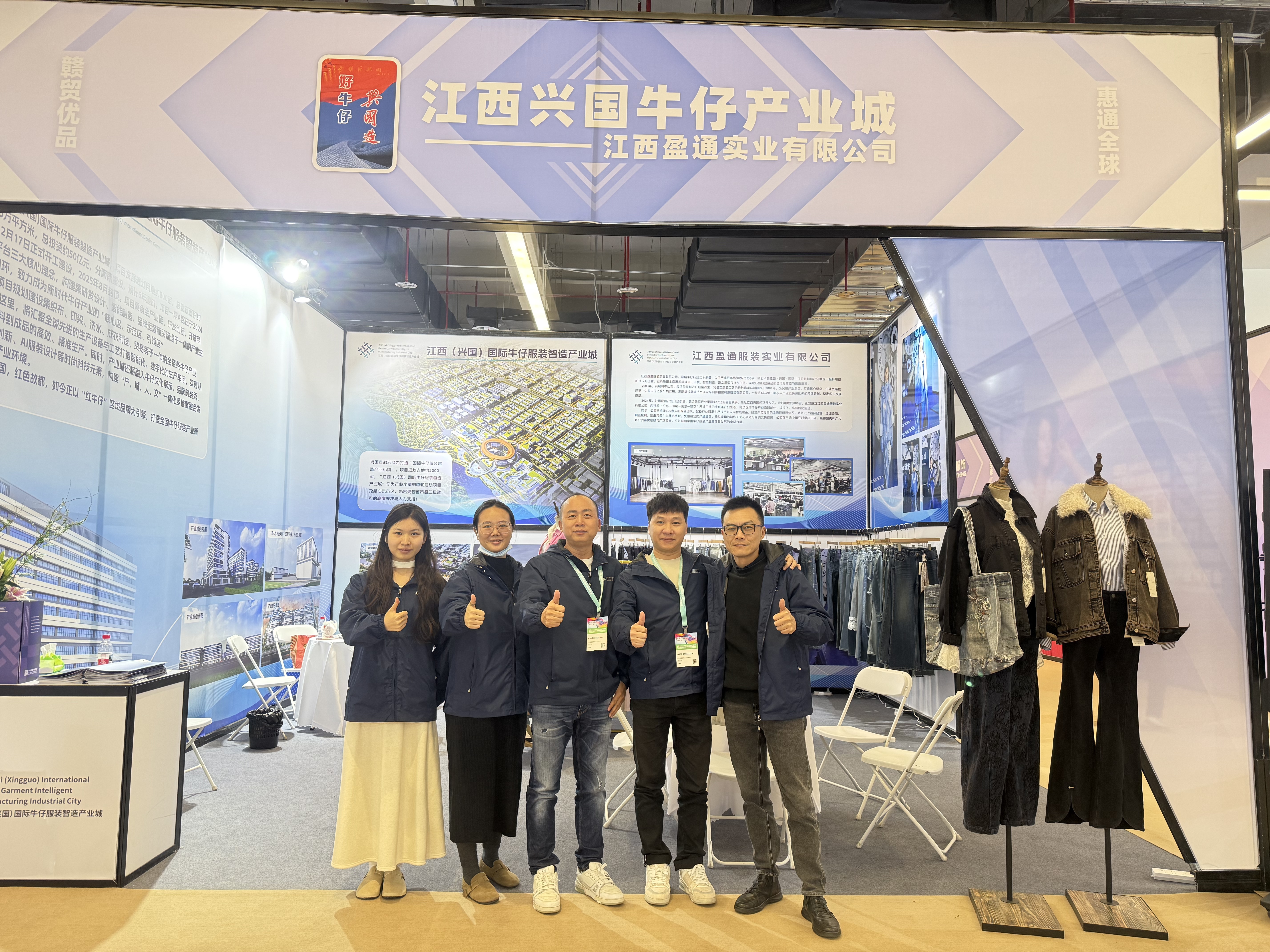 黎开泰带着员工们参加展会，左三为黎开泰。受访者 供图