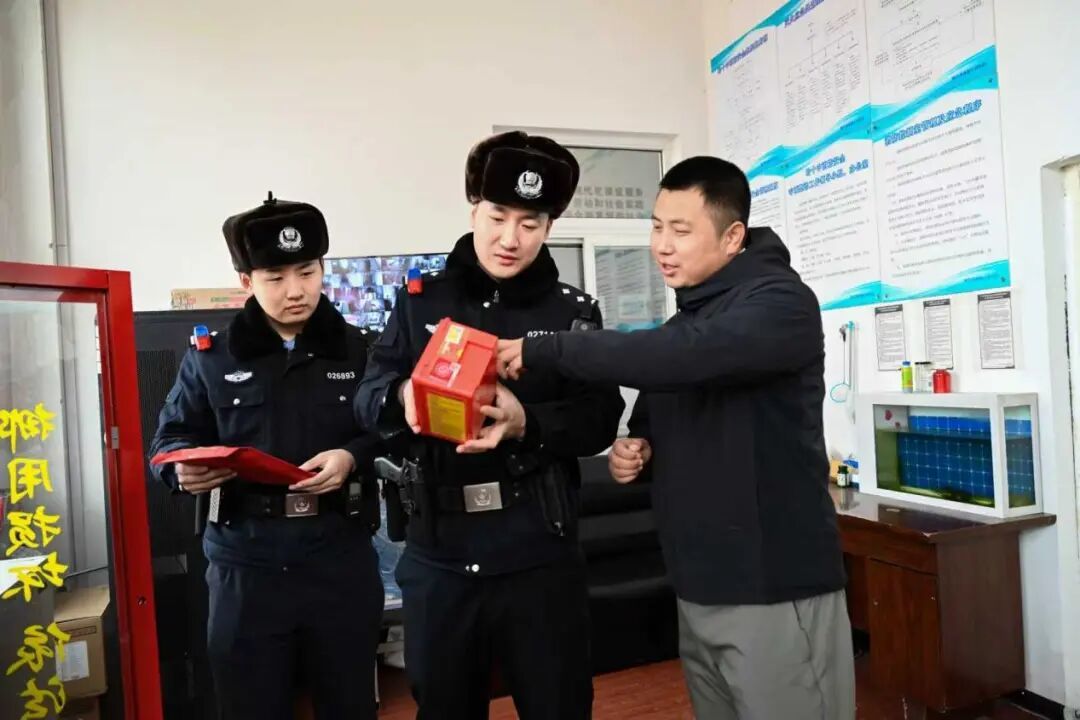 民警对学校消防设施进行检查