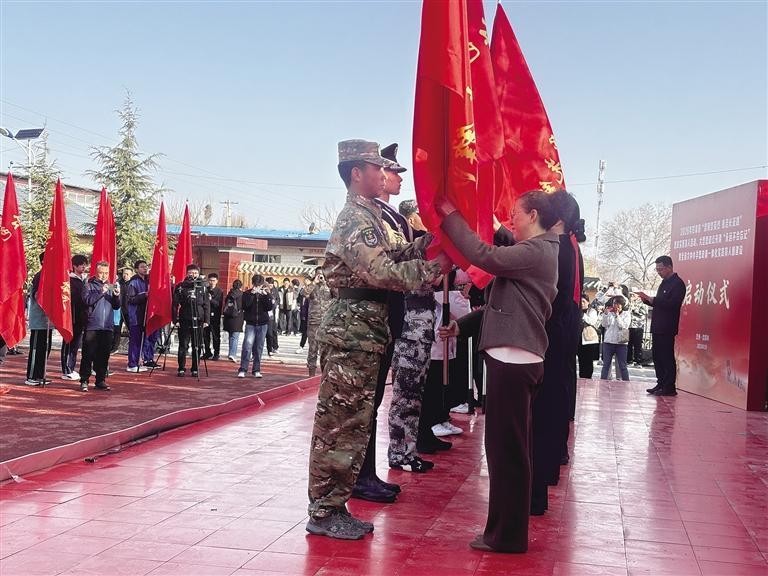 授旗仪式　记者　魏晓莹　摄
