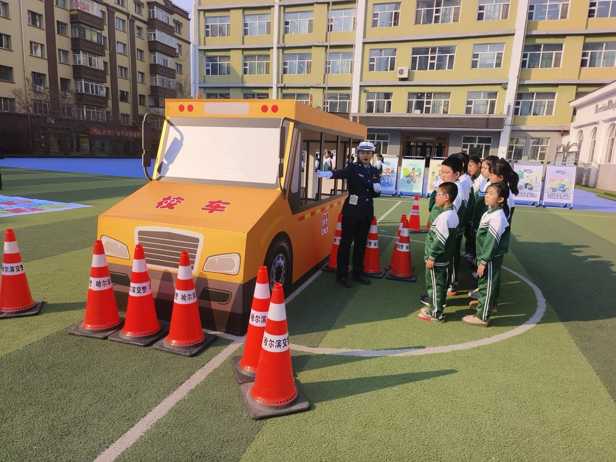 交管支队民警向学生们讲解交通安全知识