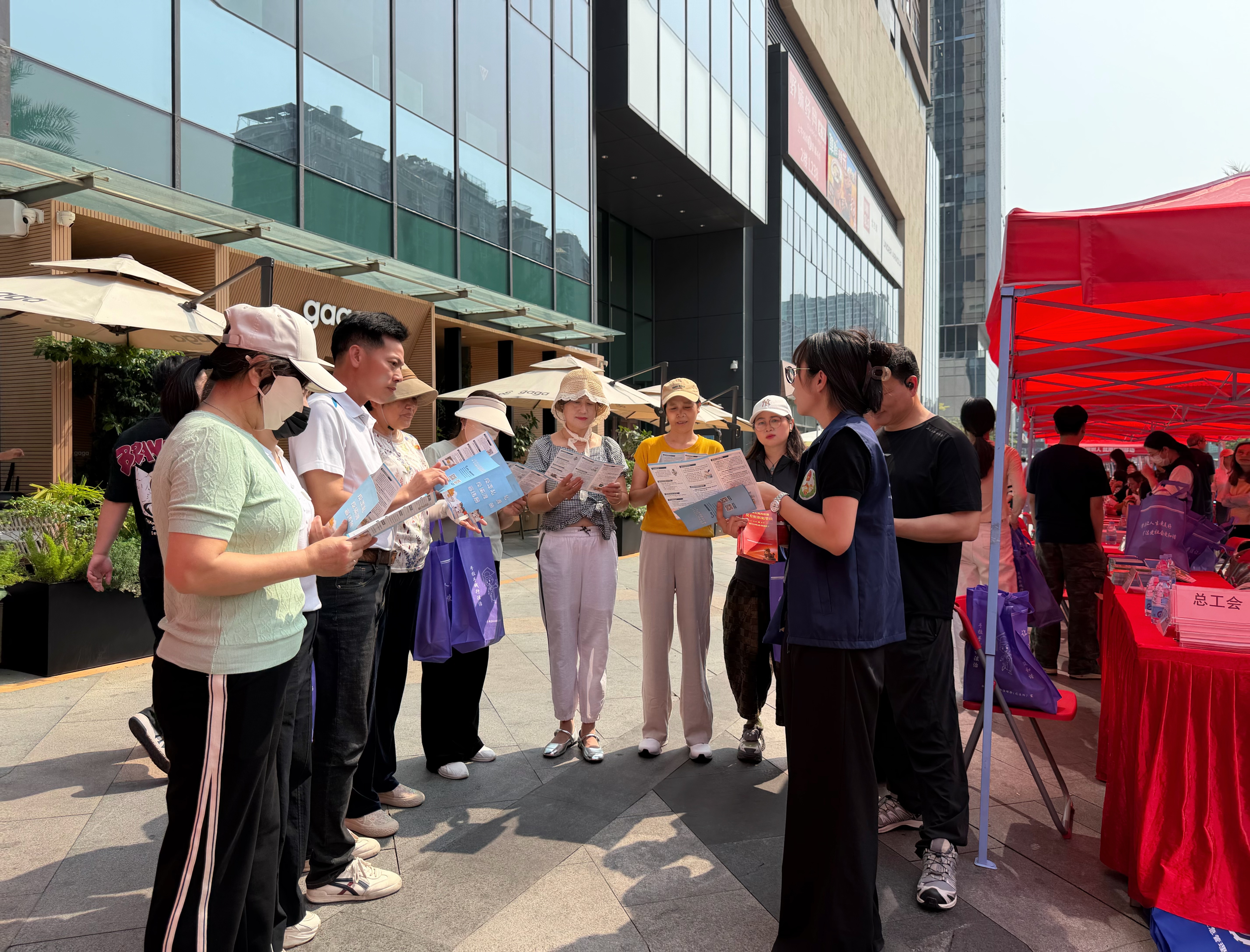 西乡街道开展反走私“进社区、进商超”宣传活动