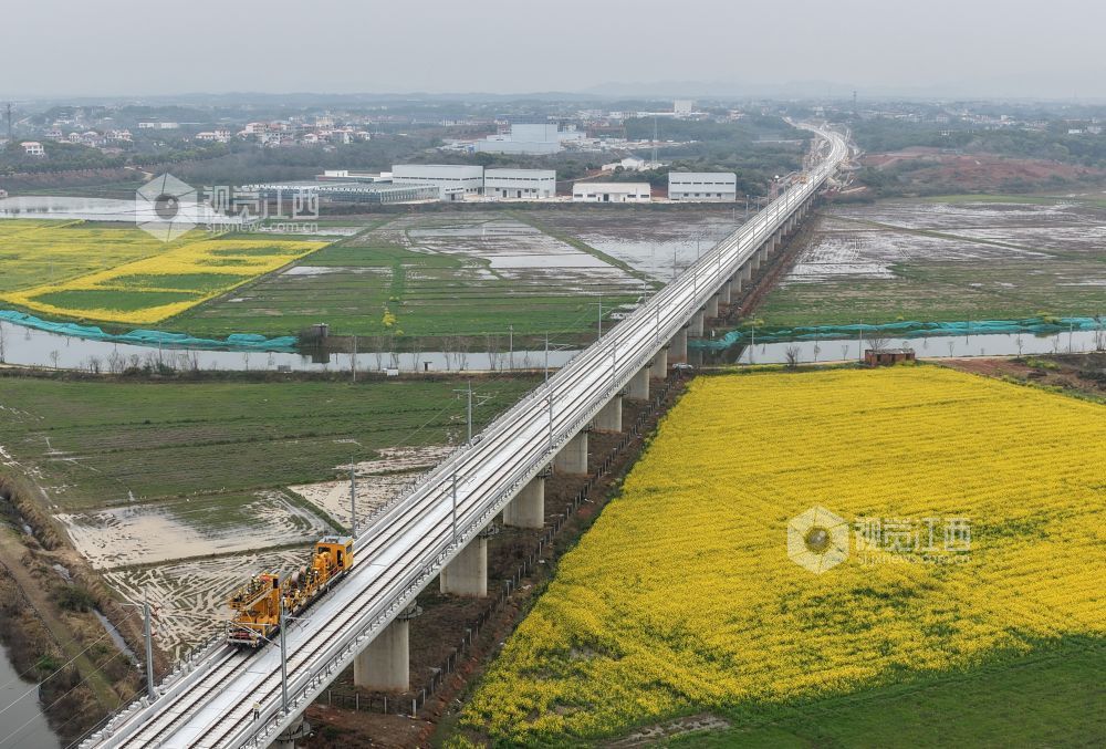 3月28日，中铁武汉电气化局的施工人员和南铁南昌供电段的技术人员正在京港高铁昌九段庐山南站至共青城东站区间架设首条接触网导线。