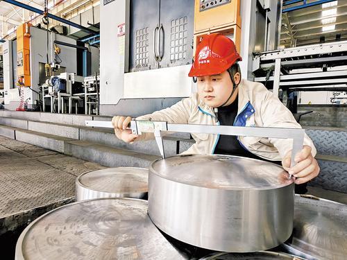 3月31日，中裕铁信交通科技股份有限公司机械加工车间，质检人员正在检测支座衬板尺寸。 本报记者 孟宪峰摄