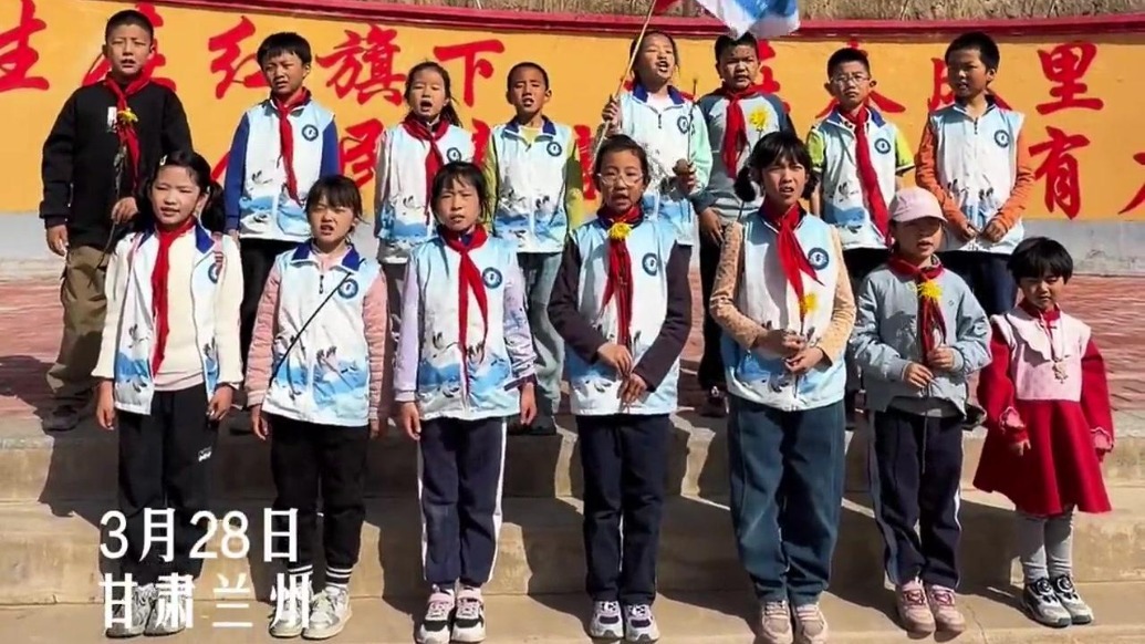 小学生徒步18公里祭英烈　这些画面让人泪目