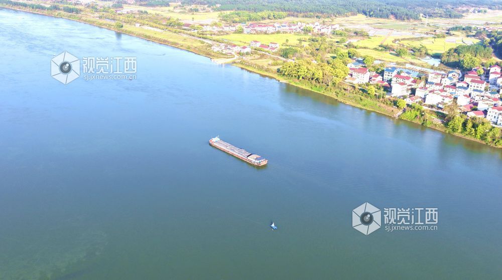 2026年4月1日，赣江流域江西省吉安市峡江县巴邱段，满载物资的货运船舶在江面上有序航行。