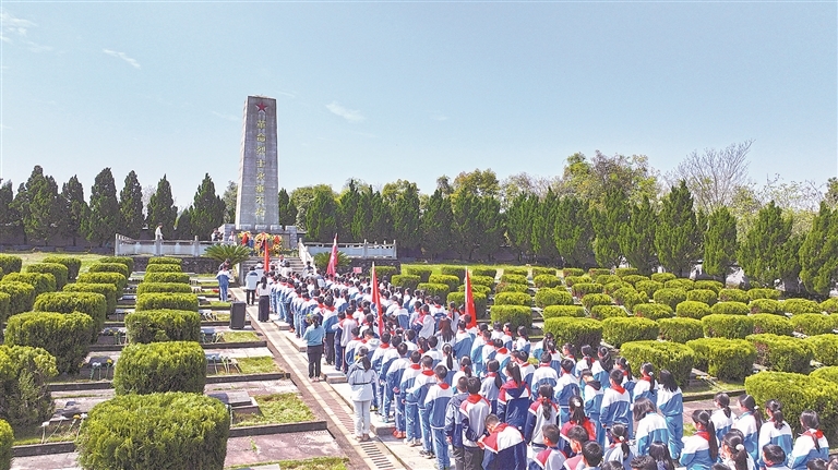 祭奠英烈（图）