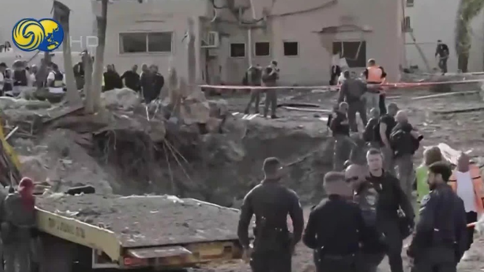 以色列村庄遭伊朗导弹命中，留下大坑洞