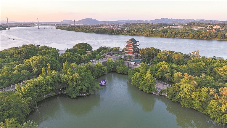 赣州市章贡区八境公园美景。特约通讯员 胡江涛摄