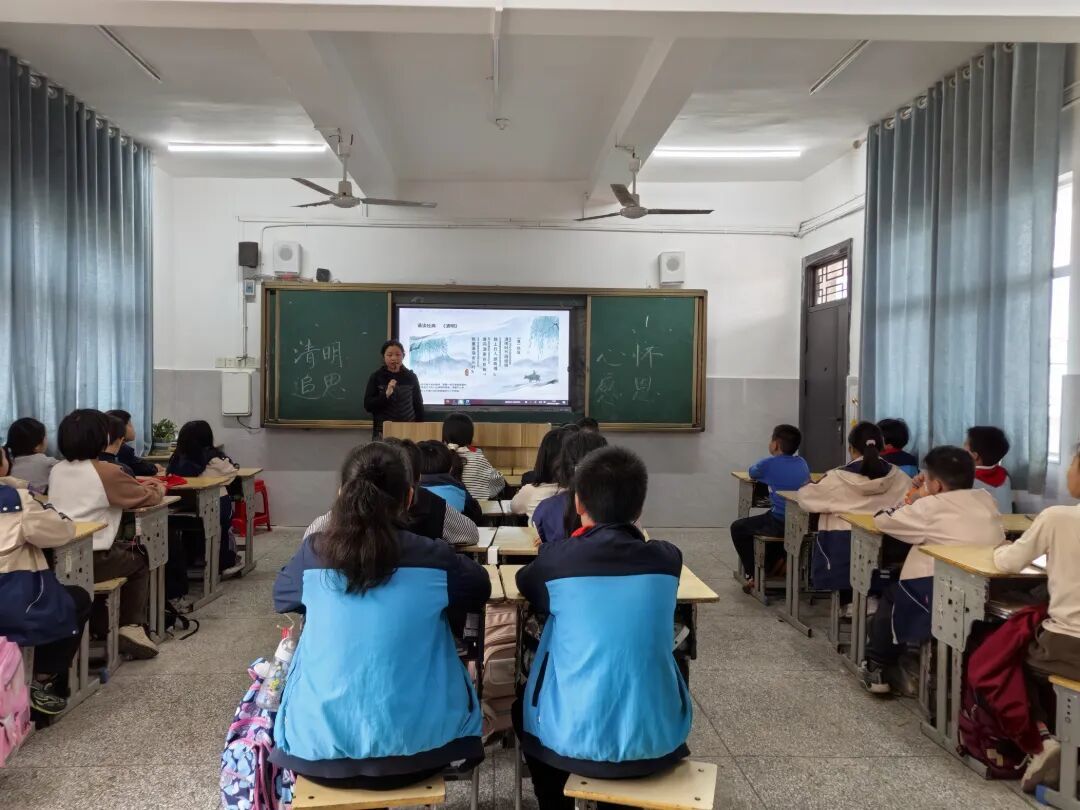 上饶市信州区秦峰路底小学开展清明节主题教育班会活动。