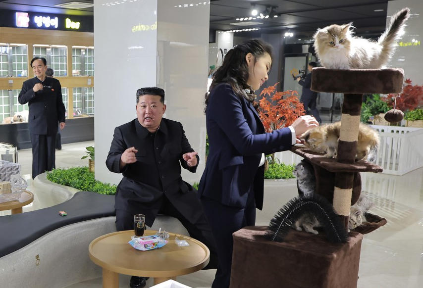 4月3日,朝鲜领导人金正恩携女儿视察“和盛宠物商店”。