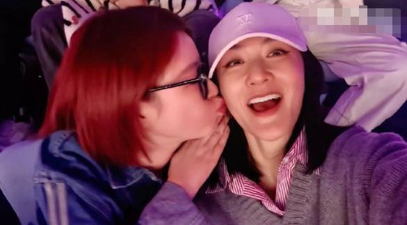 搜狐娱乐讯 2026年3月28日在张杰鸟巢演唱会上，谢娜带着闺蜜杜华、秦岚一同观演时。三人在拍摄视频时互相亲吻对方脸颊，引发全网对三人“神仙友谊”的热议。