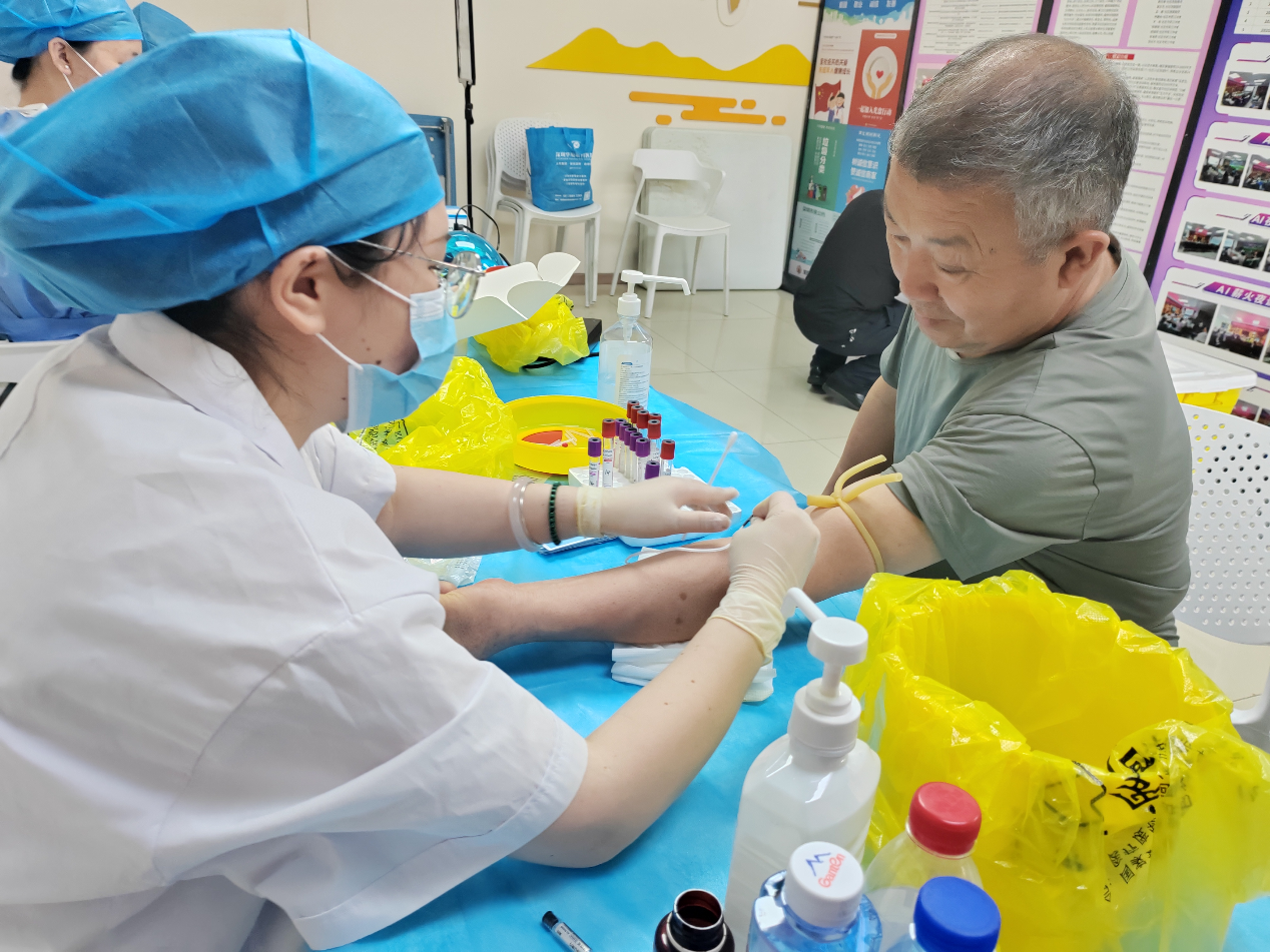 医护人员给居民采血