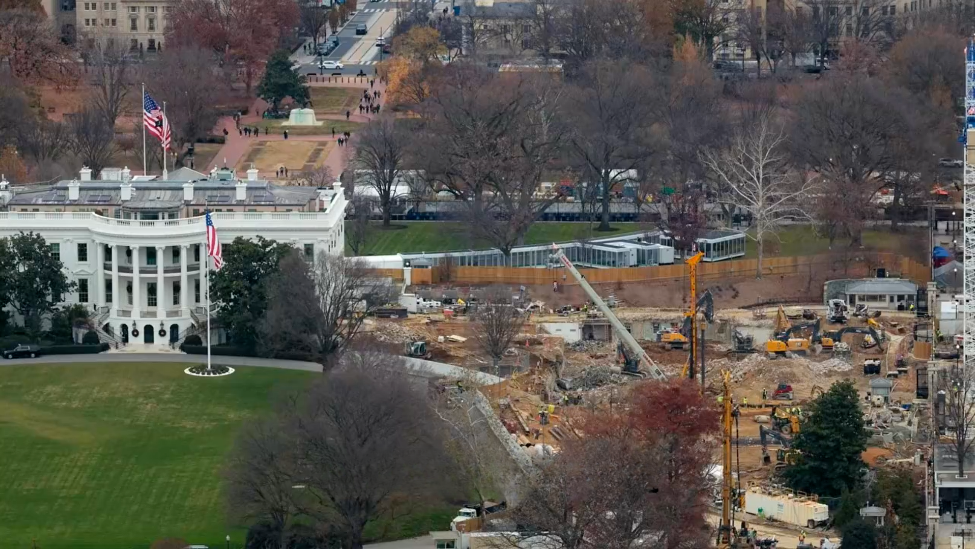 特朗普首次证实建4亿美元白宫豪华宴会厅，给军事地堡打掩护？