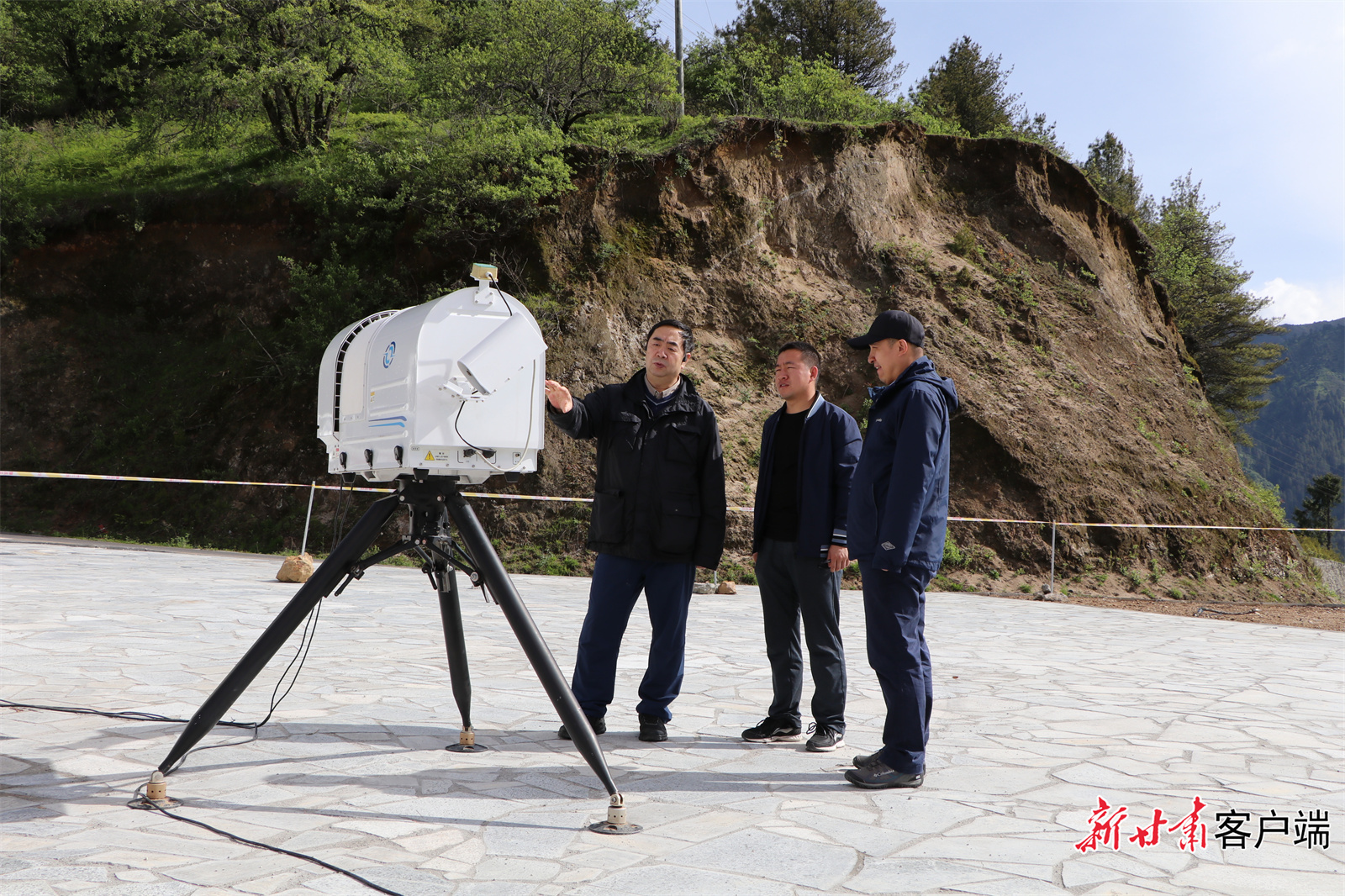 2021年科考过程中,黄建平给团队成员讲解水汽廓线反演。