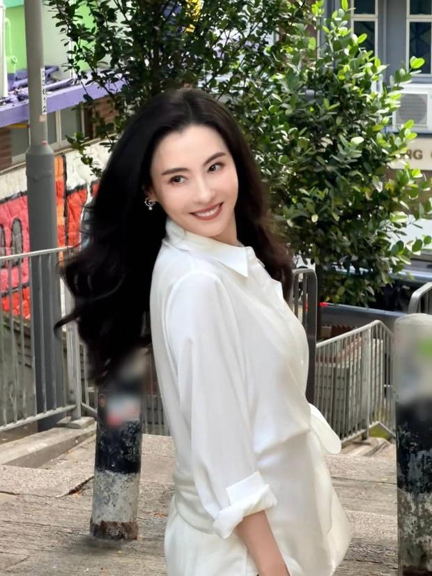 搜狐娱乐讯 近日，张柏芝一组多造型随拍曝光。她风格百变，兼顾飒爽与松弛，尽显绝佳状态与多元魅力。