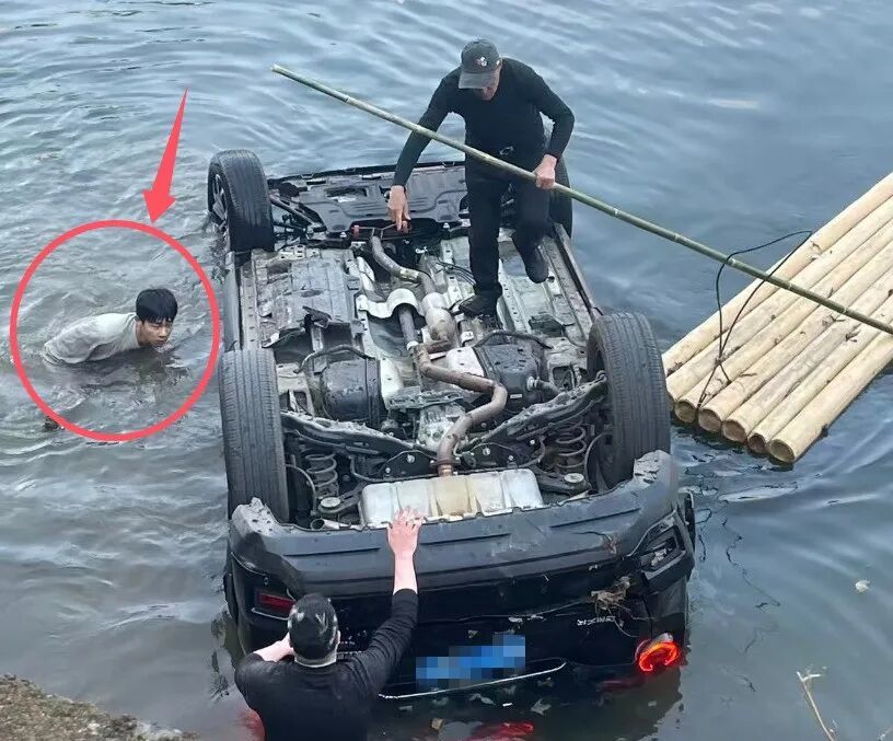 ▲赖跃龙在冰冷河水中积极施救。