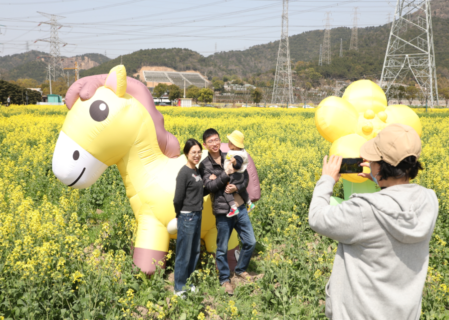 市民陆先生一家在花田里合影 范晓磊摄