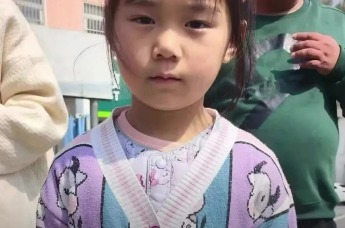 安徽安庆岳西一6岁女童家门口走失超40小时，其父称路口监控没有拍到孩子，当地警方及政府工作人员正全力搜寻