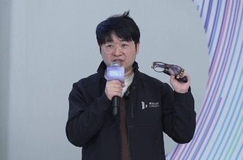 全球首创AR+AI翻译眼镜颠覆国际会议同传，戴上就“看懂”多国语言