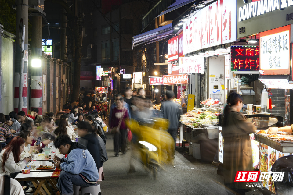 南门口夜市，市民游客品尝美食。