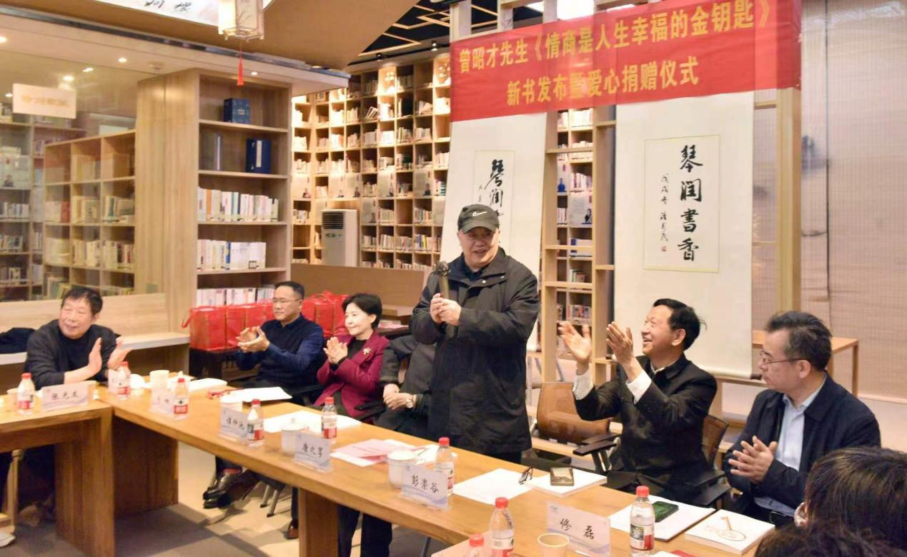 图为：湖南省人民政府原副省长、省人大常委会原副主任唐之享先生（前排右3）宣布新书正式发行