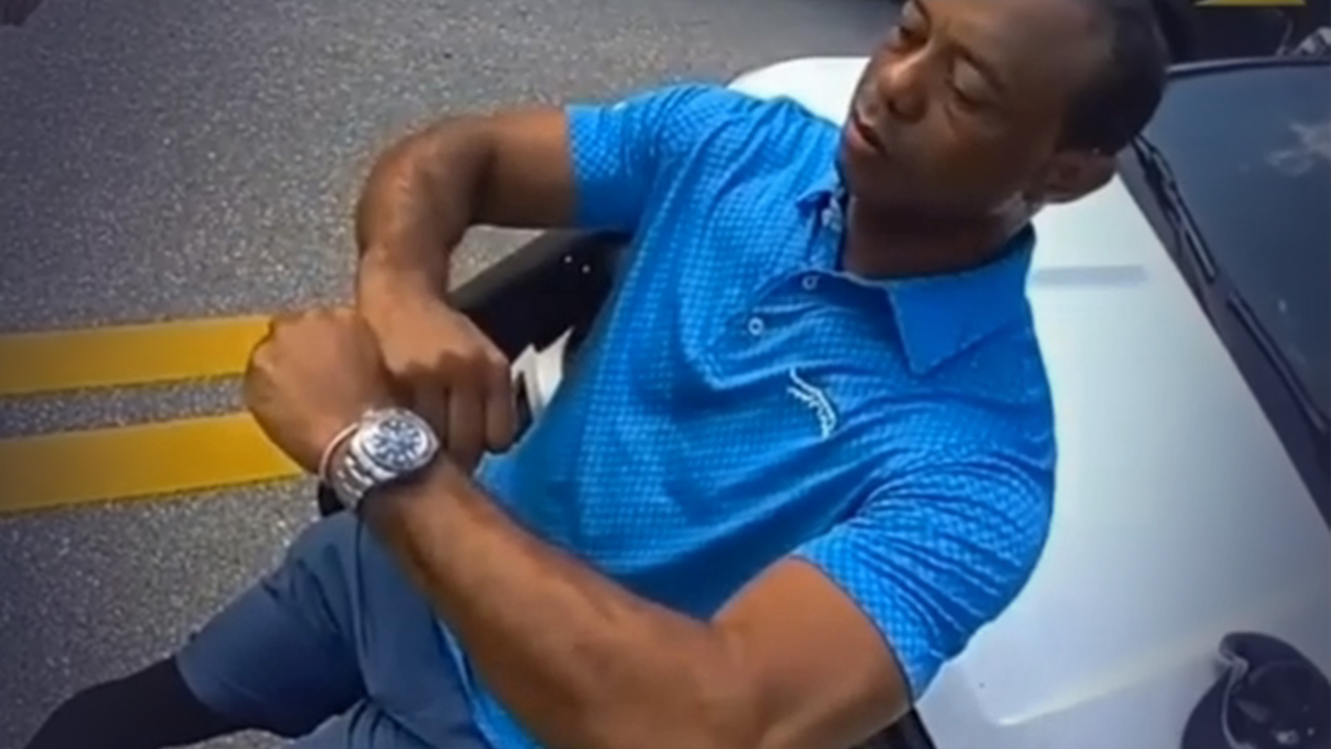 “老虎”伍兹涉嫌“药驾”被捕，执法记录视频曝光，显示他被捕时称“正在和总统打电话”