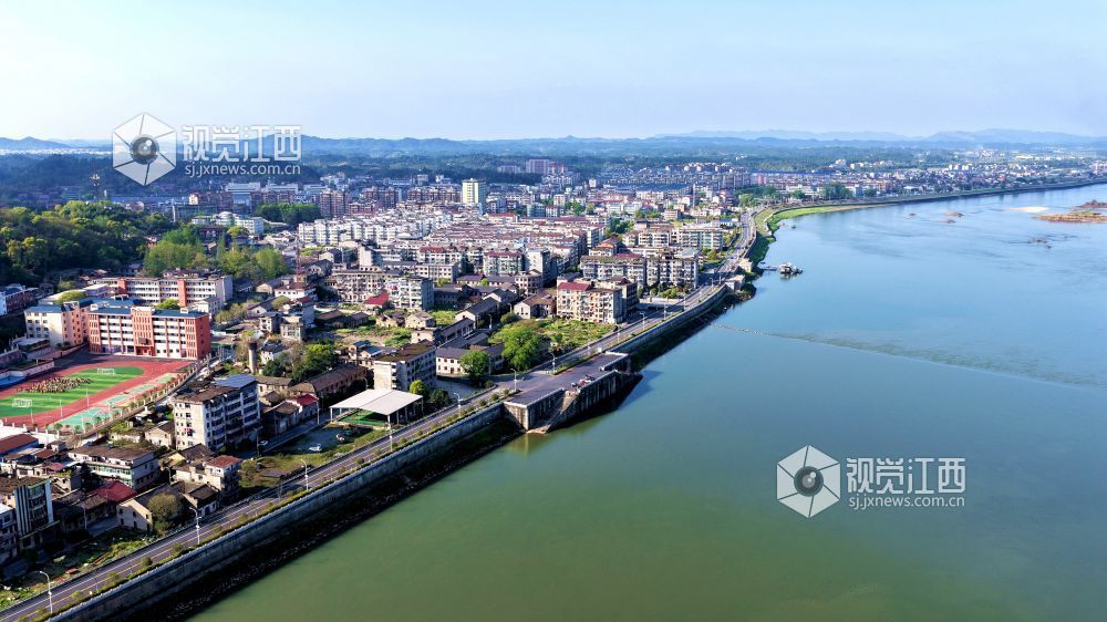 2026年4月1日,江西省吉安市峡江县巴邱镇赣江岸线,水清岸绿景美,与民居、青山、碧水相映衬,宛如一幅美丽的春日生态画卷。