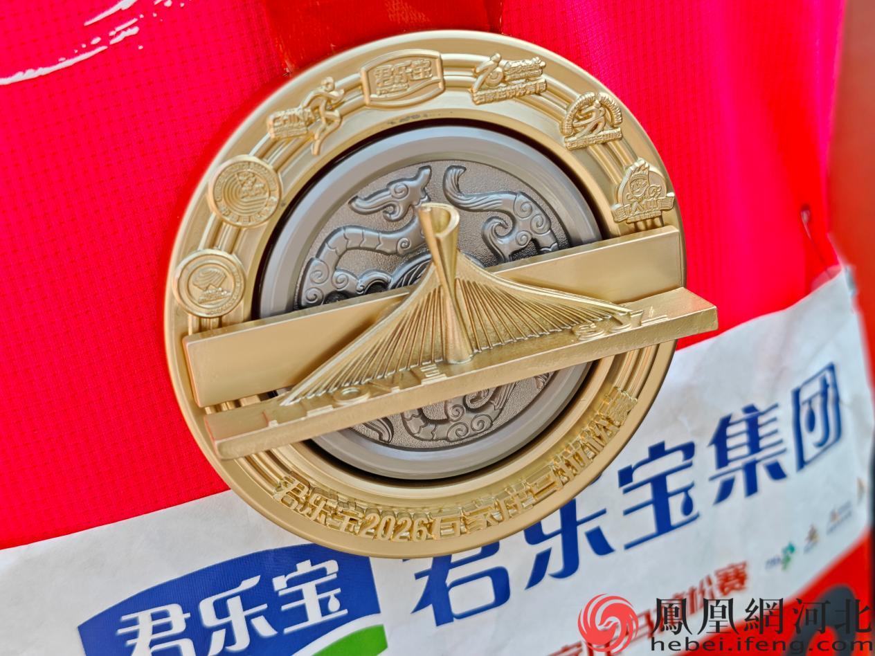 今年“石马”的奖牌整体造型为圆形设计，“石家庄”三字环绕成圆，如一枚独特的城市印章，将归属感凝练于胸前。李卓然摄
