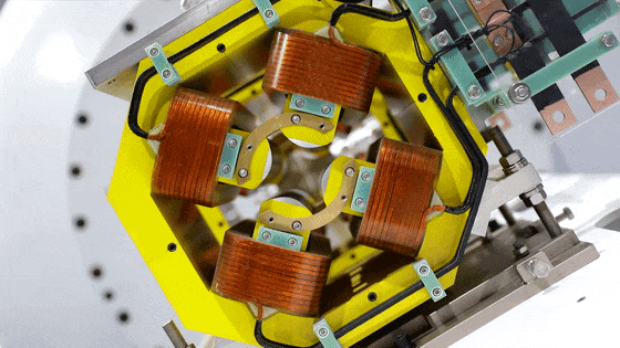 中国首台商用2&times;6MV串列加速器零部件。 江西广播电视台记者 摄