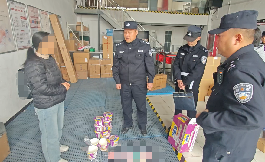 方便面桶暗藏大額現金 ——寶雞陳倉公安爭分奪秒為群眾攔截5.3萬元被騙資金