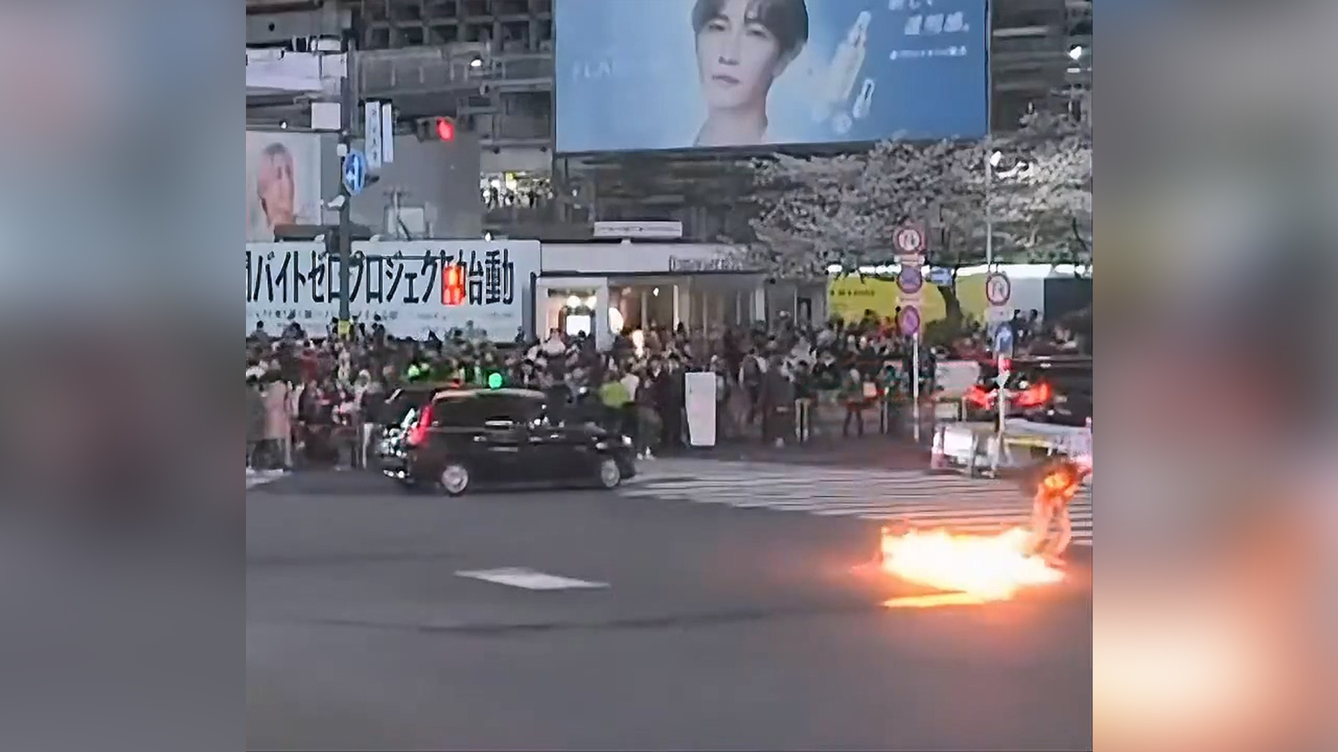 东京涩谷网红十字路口发生纵火案，男子泼洒油类物品后点燃，日本警方正在追捕纵火者