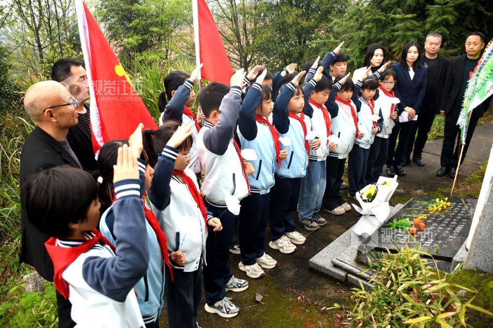 江西南丰：清明祭英烈（图）