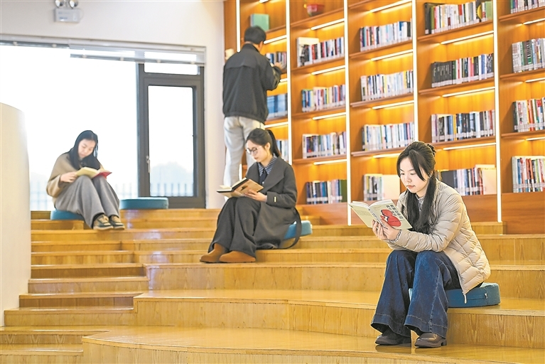 江西铜鼓：智慧书房里读好书（图）