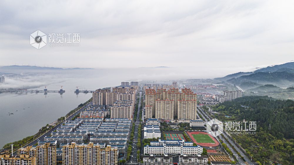 暴雨过后，吉水清晨天朗气清，经雨水冲刷后的景致洁净透亮，天地间澄澈如新，处处彰显着雨后的清新与生机，构成一幅雅致的清晨图景。