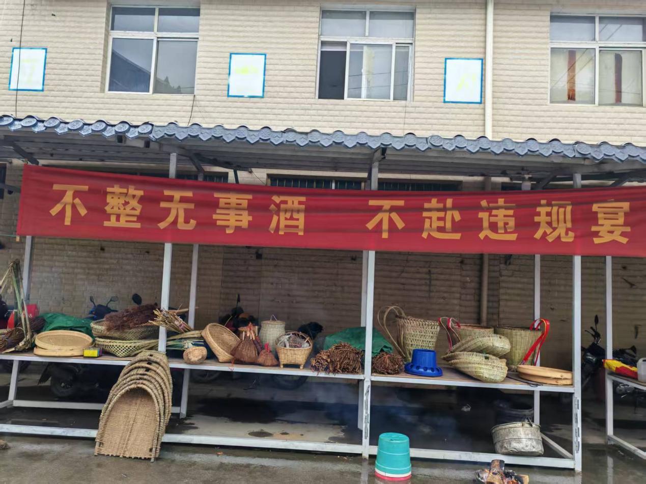 村镇里挂着禁止违规宴的横幅。凤凰网《风暴眼》摄