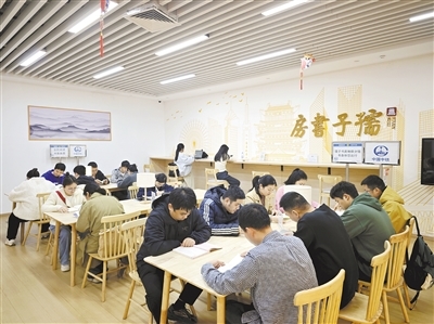 孺子书房地铁分馆里座无虚席