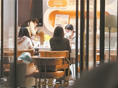 年轻人下班后进行美甲护理