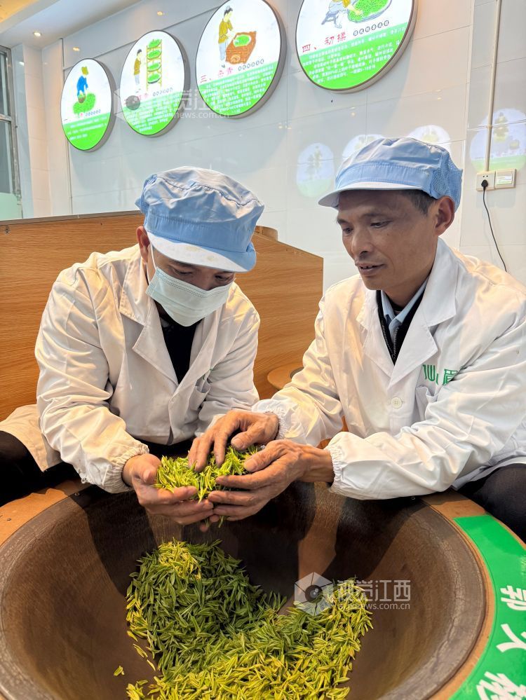 2026年3月29日，在江西省吉安市遂川县郭久彬国家级技能大师工作室里，国家级技能大师郭久彬正手把手向学员传授手工茶制作技艺。