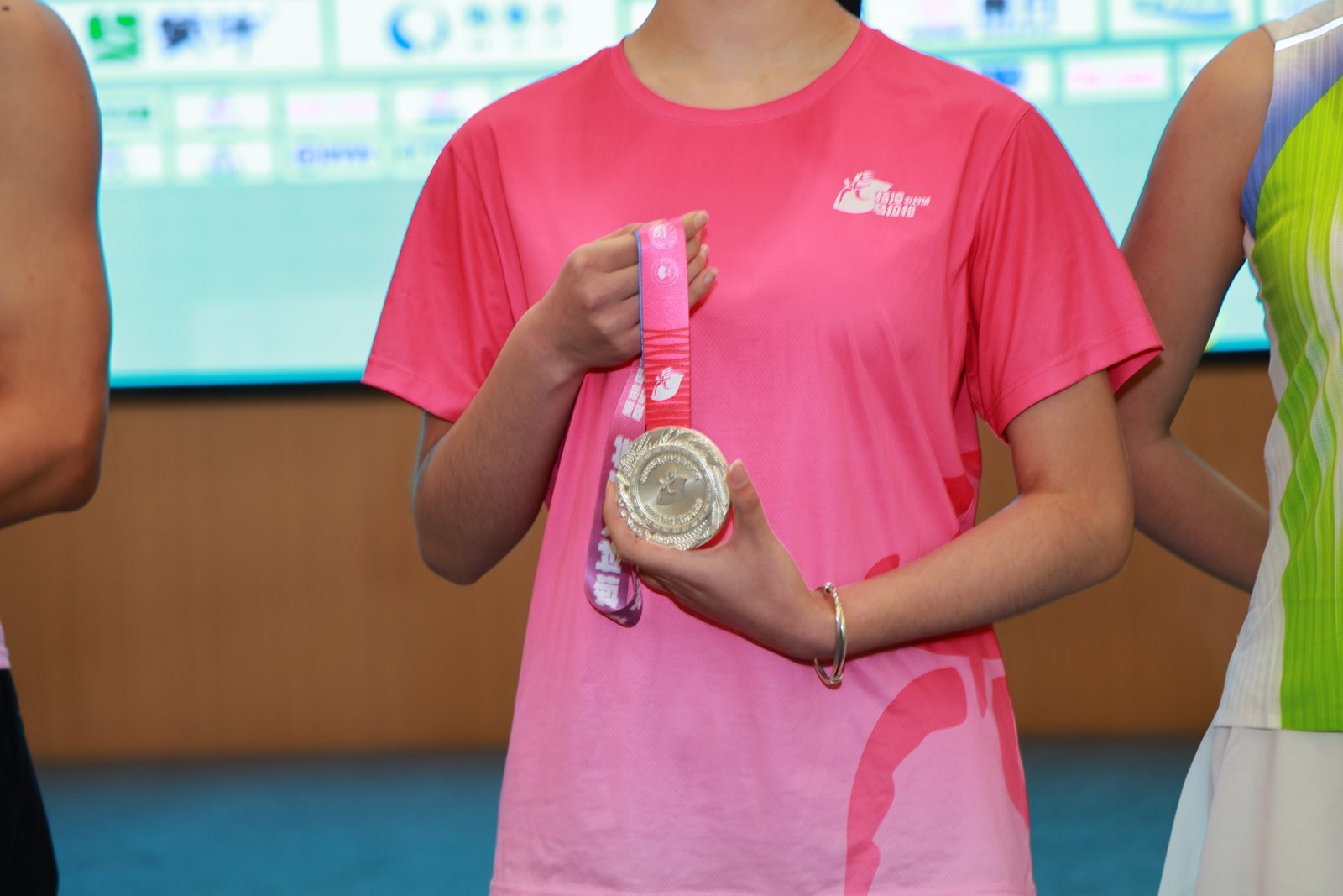 农科特色+体育精神 2026杨凌农科城马拉松赛战袍奖牌惊艳亮相