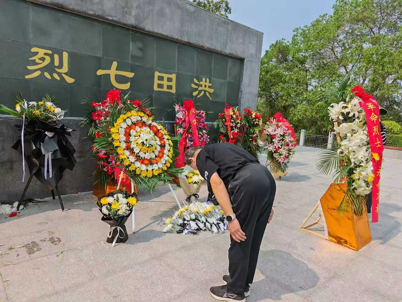 党旗引领队旗红 固兴社区开展“清明祭奠慰忠魂”主题教育活动