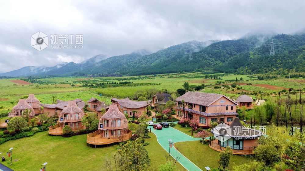 2026年3月31日，江西省吉安市峡江县金坪民族乡蝴蝶泉野奢营地，特色民宿与果园、青山互相映衬，勾勒出一幅和美乡村生态画卷。