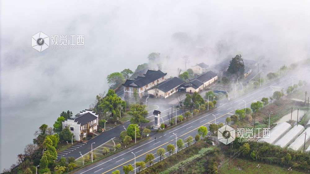暴雨过后，吉水清晨天朗气清，经雨水冲刷后的景致洁净透亮，天地间澄澈如新，处处彰显着雨后的清新与生机，构成一幅雅致的清晨图景。