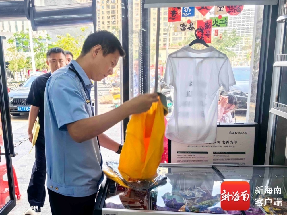 执法人员查看校服的标签标识。记者 蒙健 摄