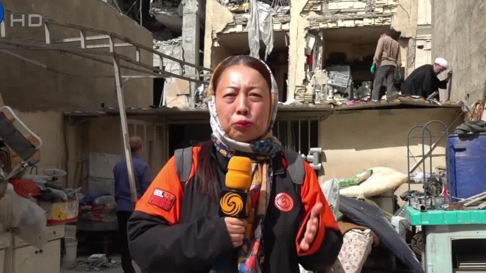 战火逼近生活，德黑兰平民在废墟中互助求生