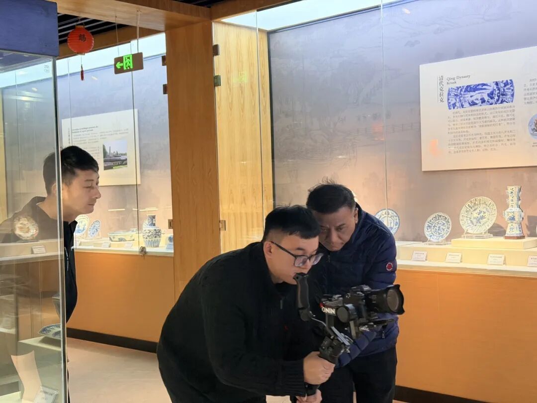 走进景德镇外销瓷博物馆 品鉴青花矾红描金花卉纹盘