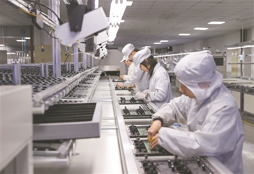 江西立讯智造有限公司生产车间。 通讯员 李 超摄