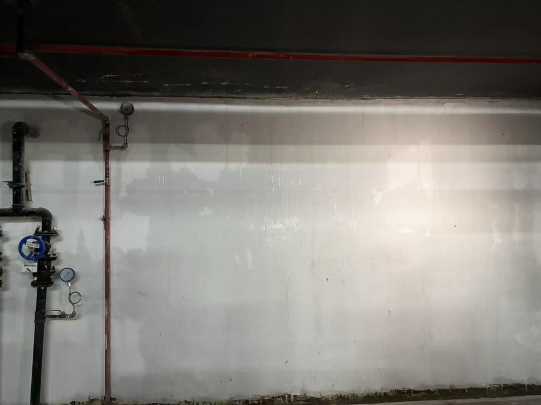 靠近黄土堆的地下车库渗水严重