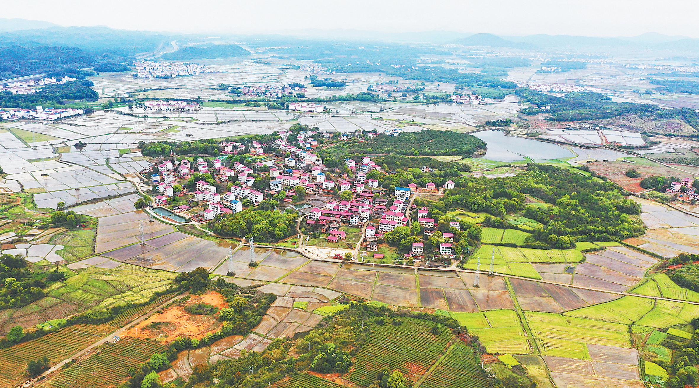 抢抓农时春耕忙！东乡珀玕乡水田如镜、田园如画