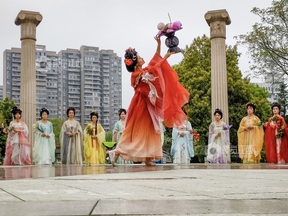 遂川县在龙泉公园同心广场举办花朝节汉服展演。